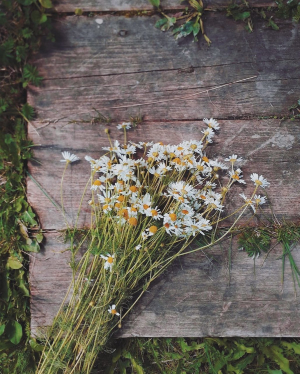 Цветы в волосах — самый летний свадебный