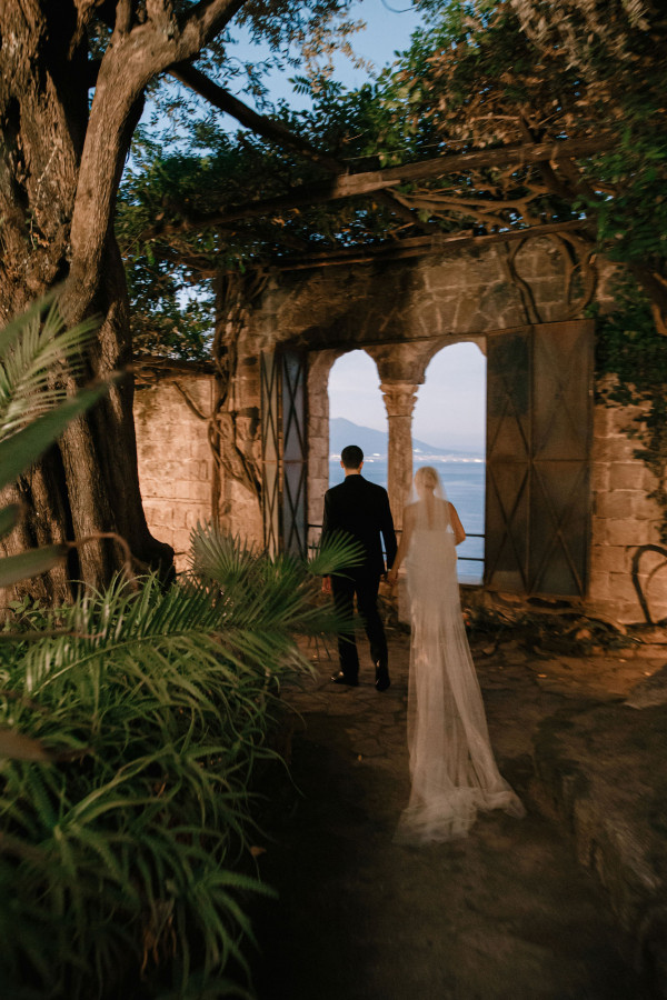 Уютная свадьба с церемонией на берегу Тирренского