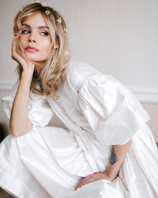 Цветы в волосах — самый летний свадебный