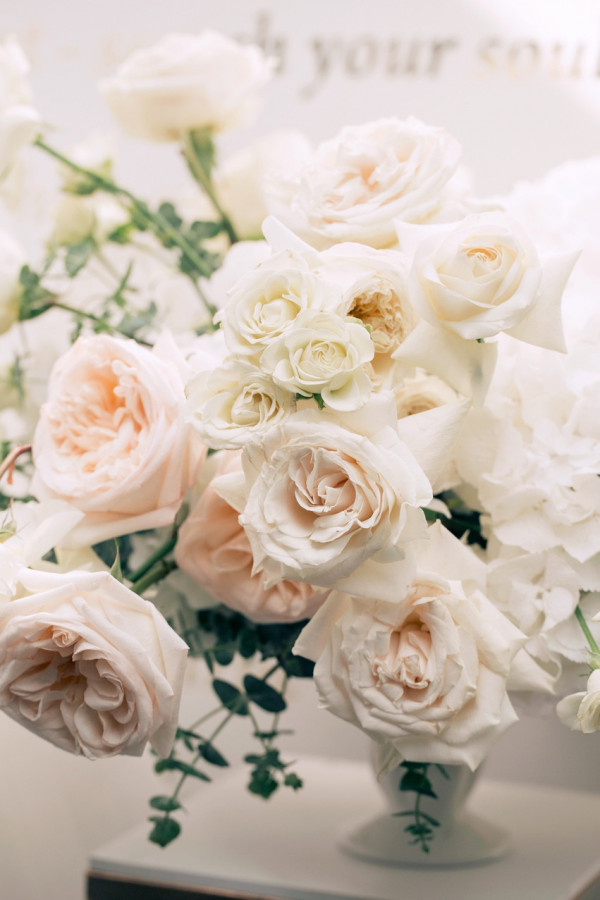 Белоснежная свадьба в зеленом саду