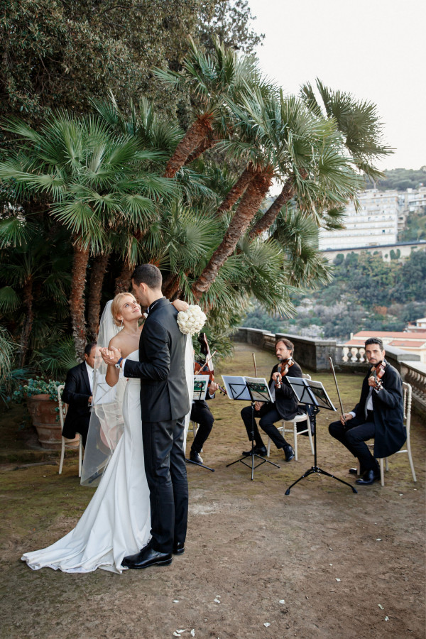 Уютная свадьба с церемонией на берегу Тирренского