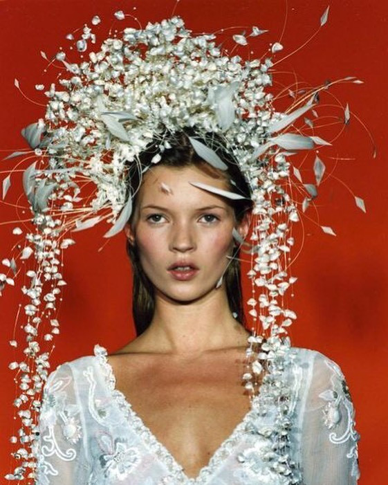 Цветы в волосах — самый летний свадебный