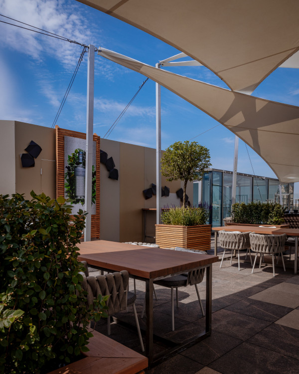 На крыше отеля The Ritz-Carlton открылась обновленная