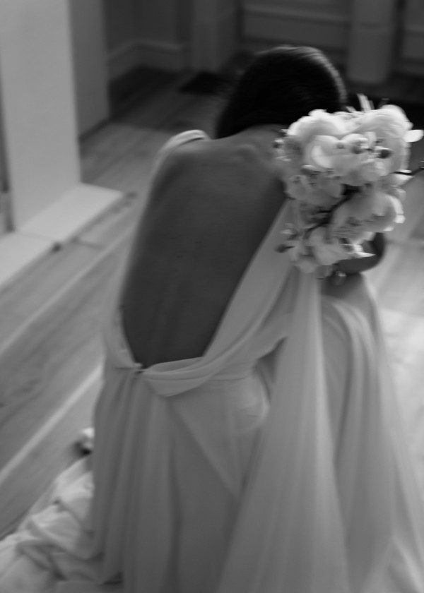 Стильная свадебная фотосессия в платье с летящим