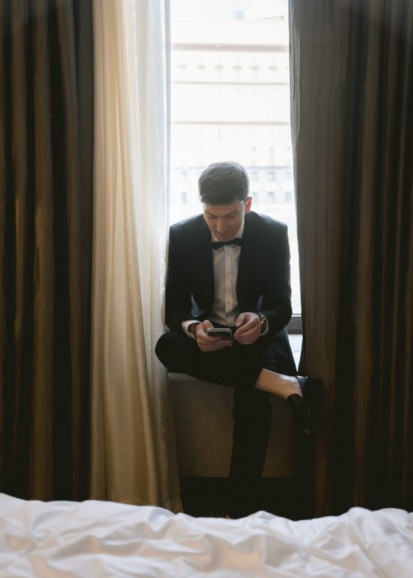 Стильная свадебная фотосессия в платье с летящим