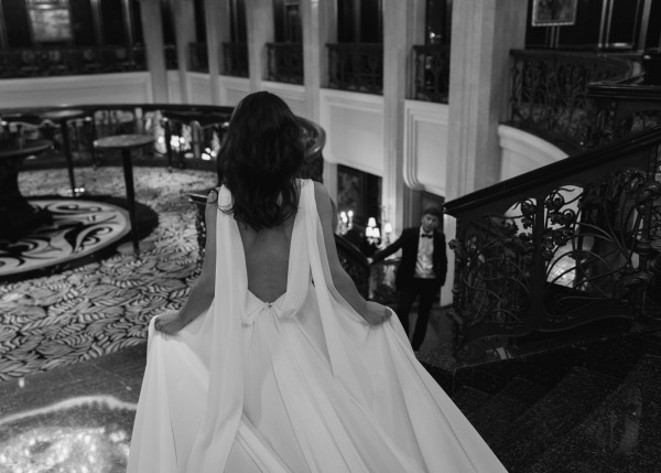 Стильная свадебная фотосессия в платье с летящим