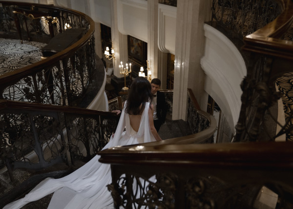 Стильная свадебная фотосессия в платье с летящим