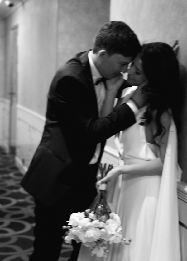 Стильная свадебная фотосессия в платье с летящим