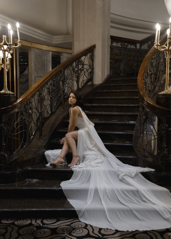 Стильная свадебная фотосессия в платье с летящим