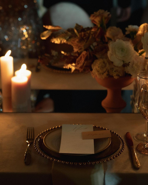 Свадебная церемония вечером — идея для романтиков