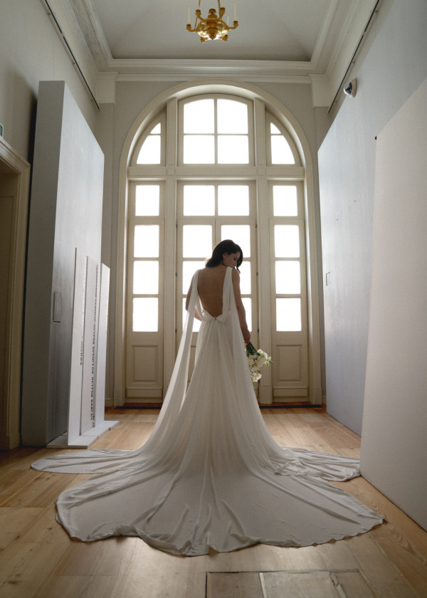 Стильная свадебная фотосессия в платье с летящим