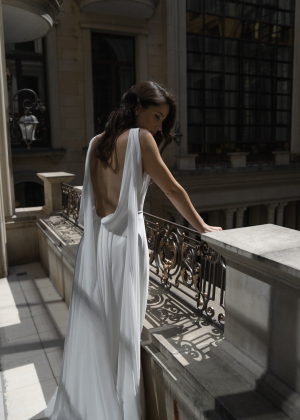 Стильная свадебная фотосессия в платье с летящим