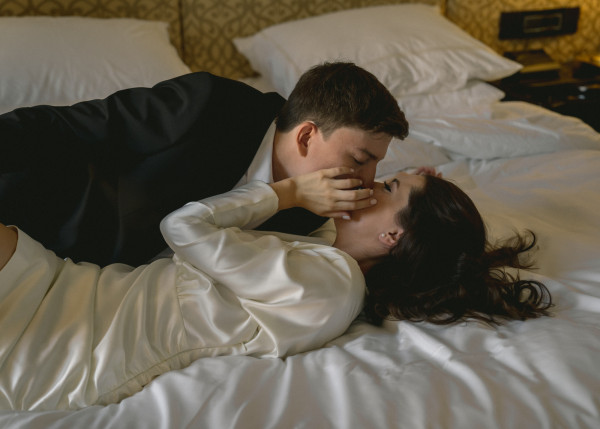 Стильная свадебная фотосессия в платье с летящим