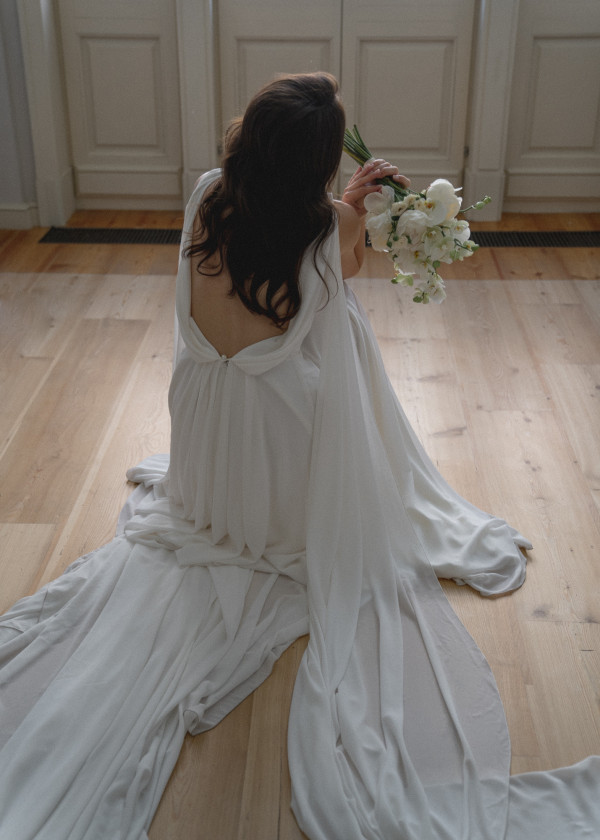 Стильная свадебная фотосессия в платье с летящим