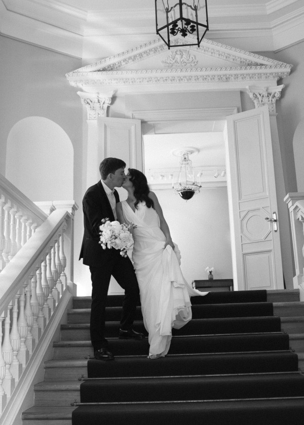 Стильная свадебная фотосессия в платье с летящим