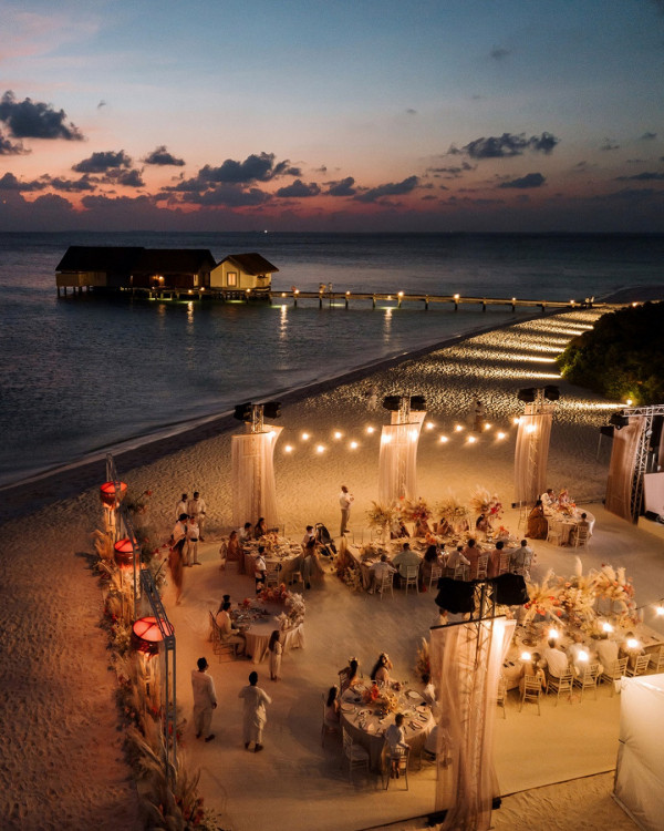 Свадебная церемония вечером — идея для романтиков