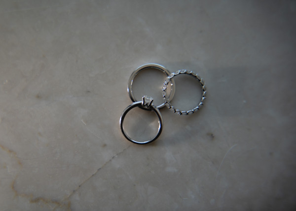 Стильная свадебная фотосессия в платье с летящим