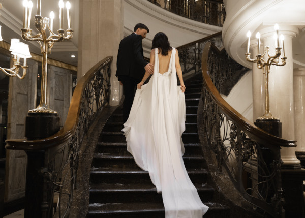 Стильная свадебная фотосессия в платье с летящим