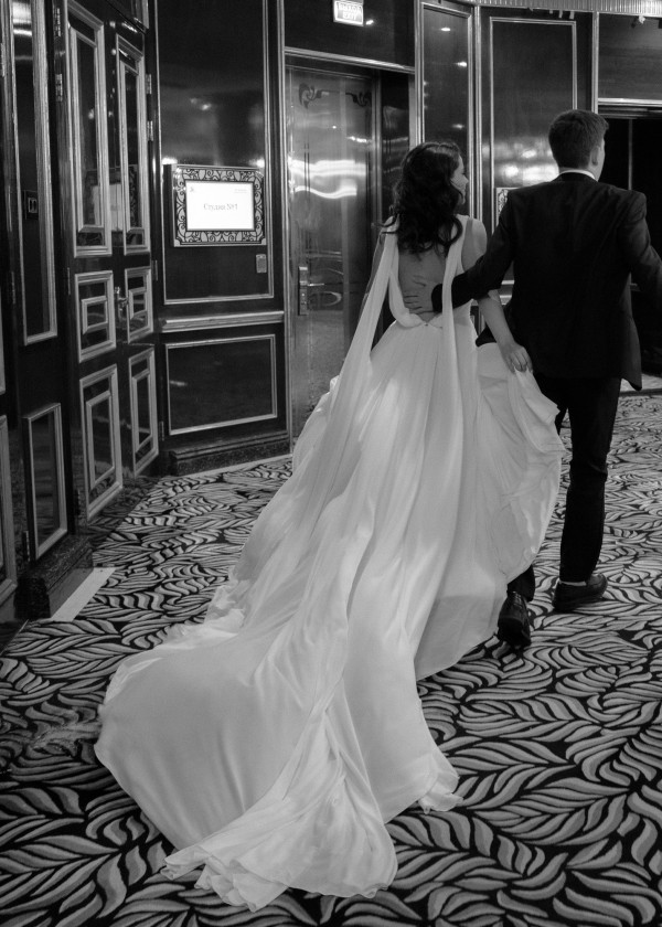 Стильная свадебная фотосессия в платье с летящим