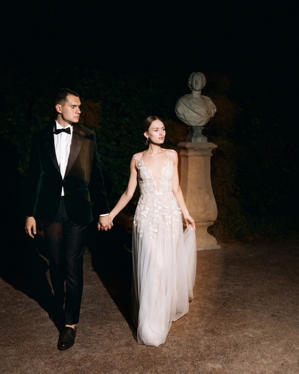 Свадебная церемония вечером — идея для романтиков