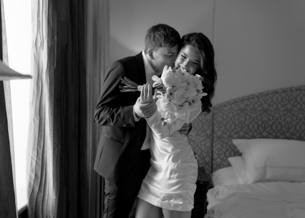 Стильная свадебная фотосессия в платье с летящим