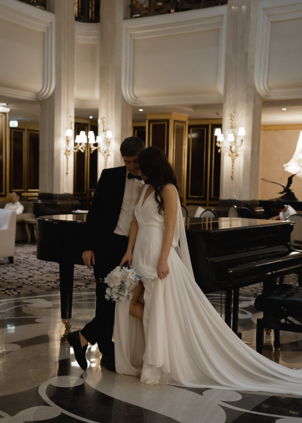 Стильная свадебная фотосессия в платье с летящим