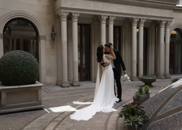 Стильная свадебная фотосессия в платье с летящим