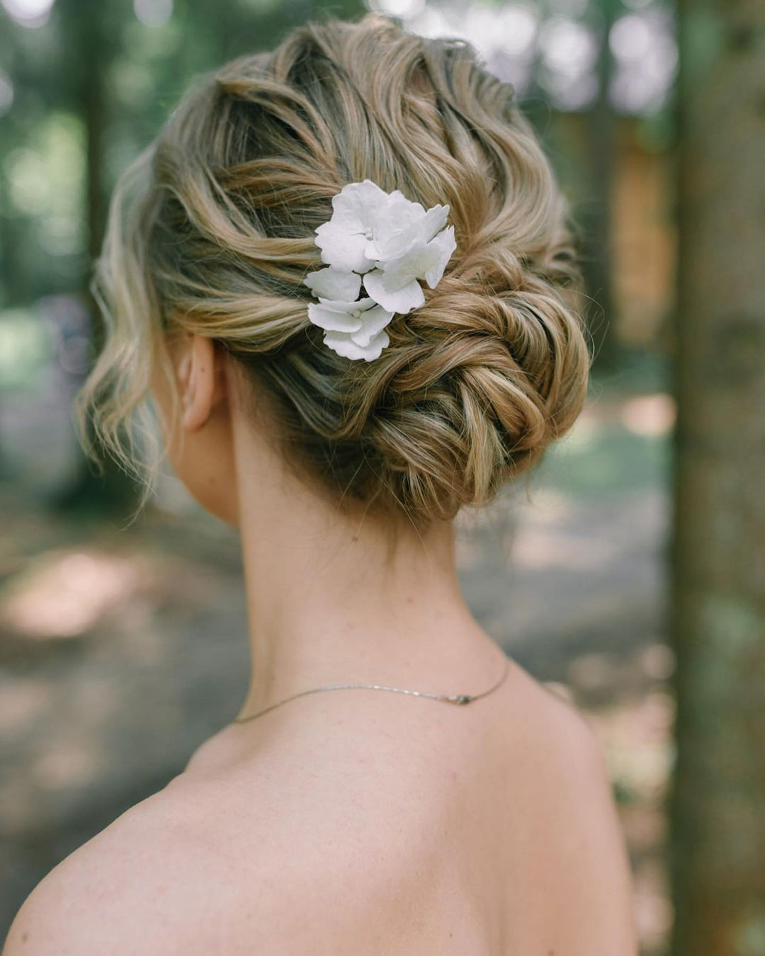 свадебная прическа с цветами в волосах