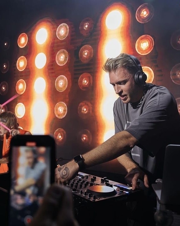 Как сделать небанальный музыкальный сюрприз на свадебной