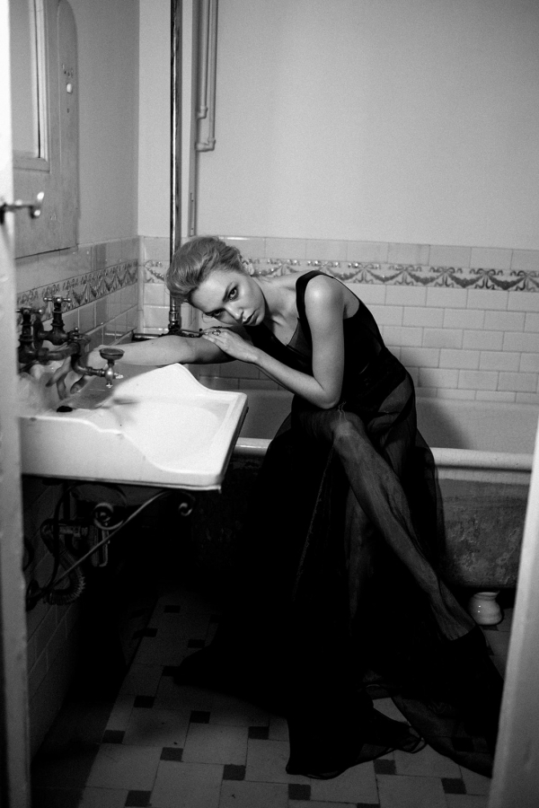 Дерзкий образ невесты: черное платье, яркий макияж