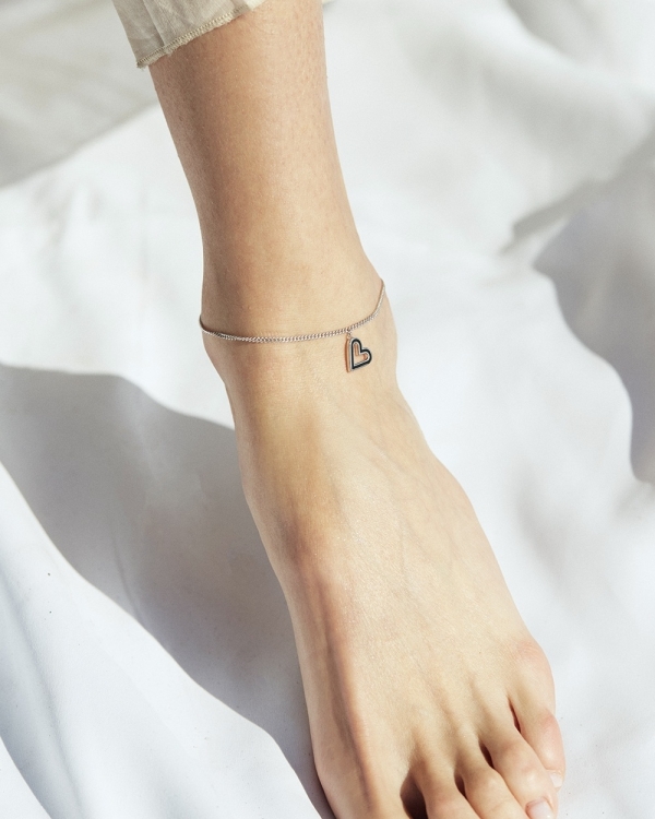 Анклет — модное украшение для летнего образа