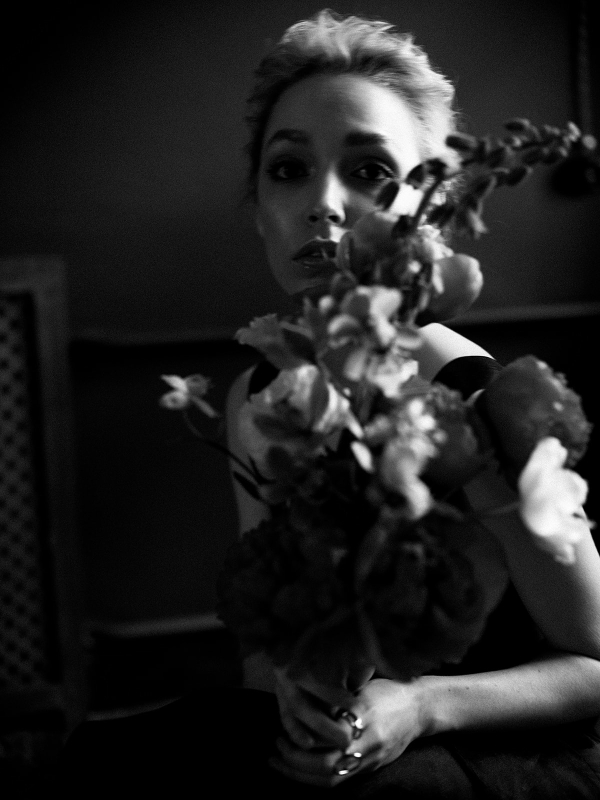 Дерзкий образ невесты: черное платье, яркий макияж