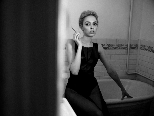 Дерзкий образ невесты: черное платье, яркий макияж