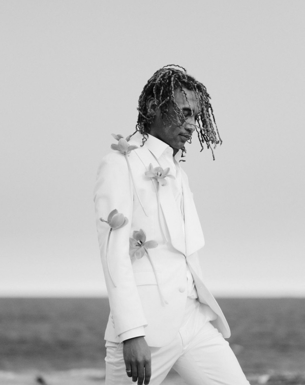 Где купить белый смокинг жениху?