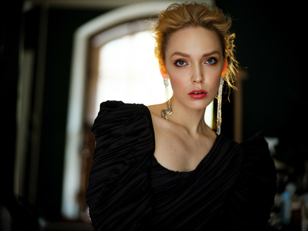 Дерзкий образ невесты: черное платье, яркий макияж