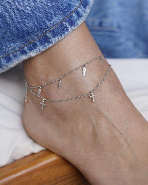 Анклет — модное украшение для летнего образа