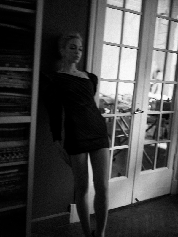 Дерзкий образ невесты: черное платье, яркий макияж