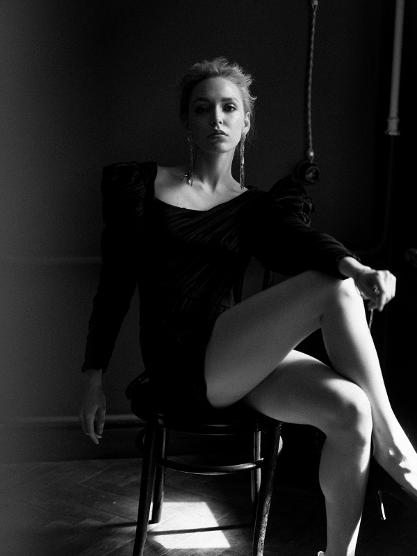 Дерзкий образ невесты: черное платье, яркий макияж