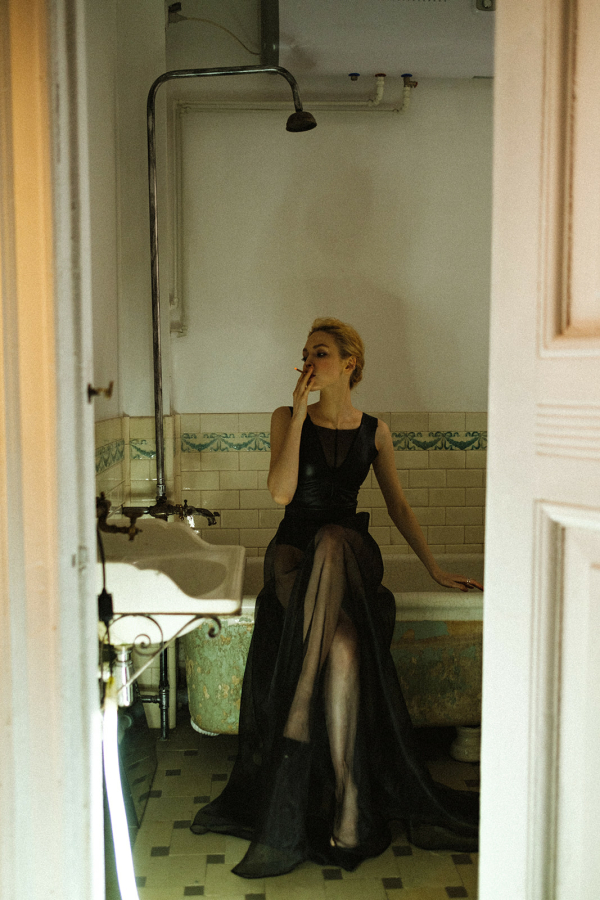 Дерзкий образ невесты: черное платье, яркий макияж