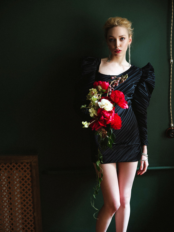 Дерзкий образ невесты: черное платье, яркий макияж