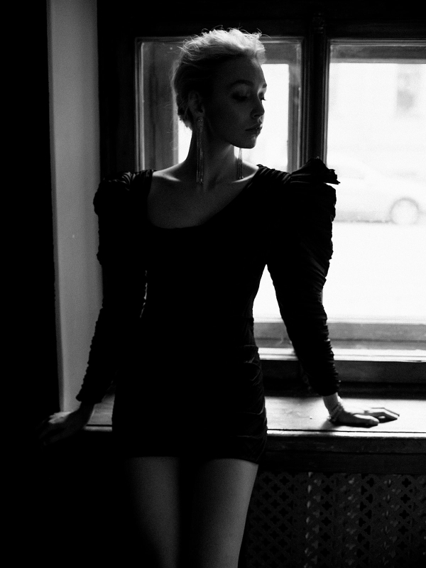 Дерзкий образ невесты: черное платье, яркий макияж