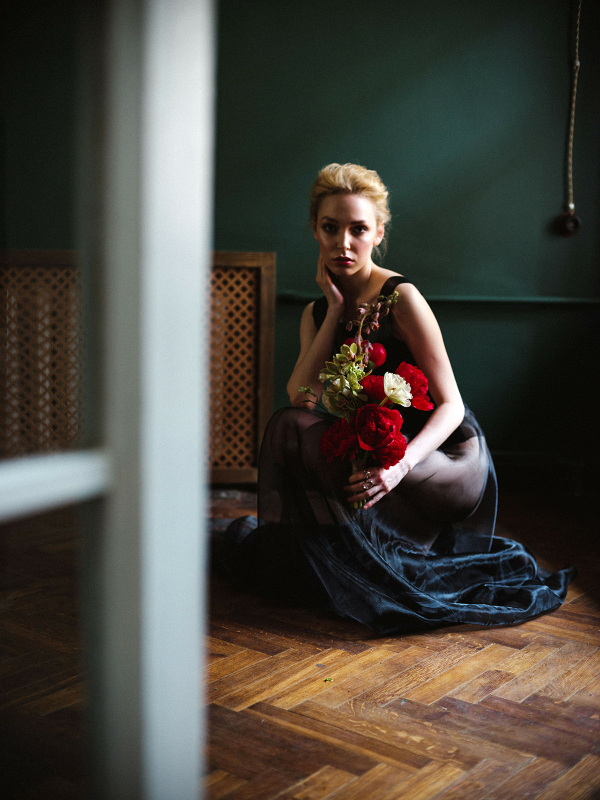 Дерзкий образ невесты: черное платье, яркий макияж