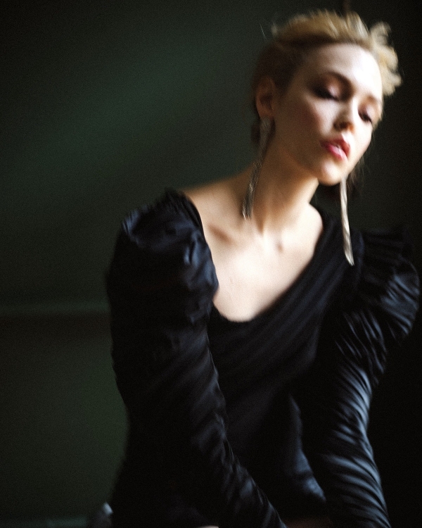 Дерзкий образ невесты: черное платье, яркий макияж