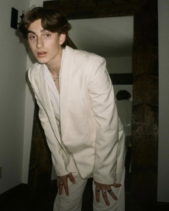 Где купить белый смокинг жениху?