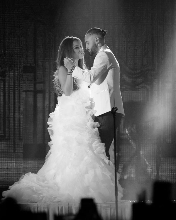 Где купить белый смокинг жениху?