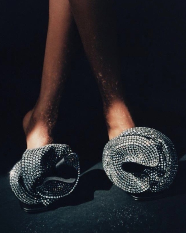 Цветочный дресс-код: 12 актуальных решений для гостей