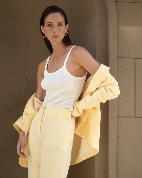 Легкие платья, льняные костюмы, цветочные топы и