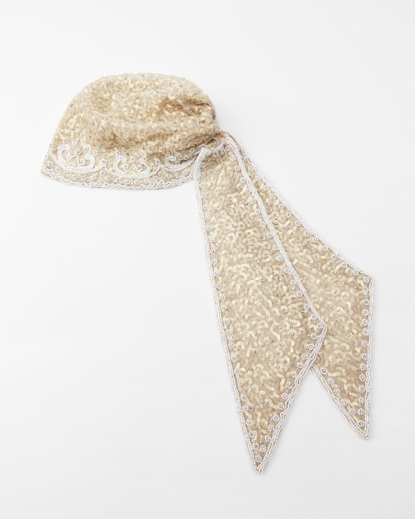 Акцент на головные уборы — еще одна