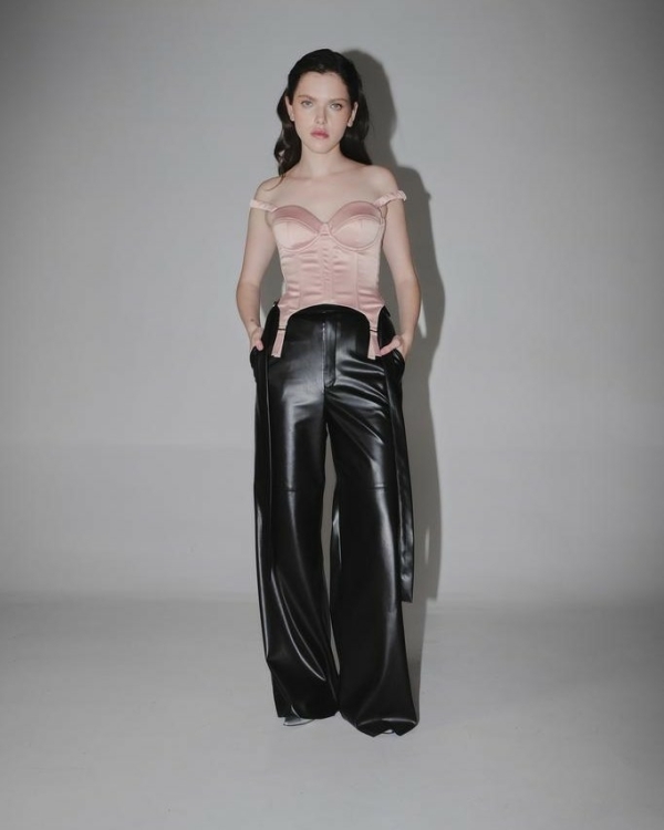 18 эффектных топов и корсетов для гостей