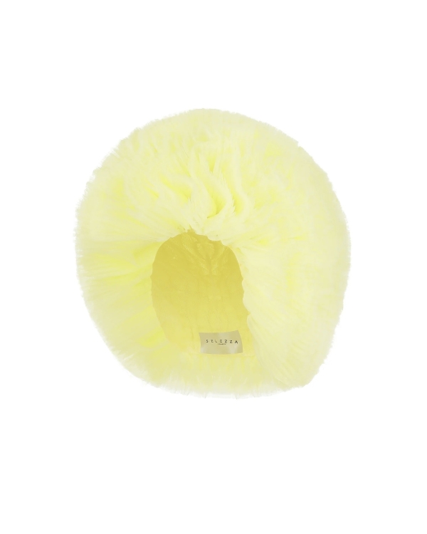 Акцент на головные уборы — еще одна